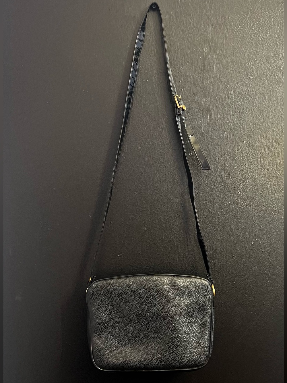 VINTAGE Chaus Black Leather Crossbody Bag with Gold Accent - Picture 2 of 6